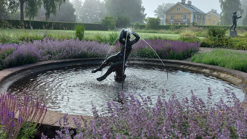Foto: Rottneros park Fontän i blommande omgivning i Rottneros park - en plats fylld av skulpturer och trädgårdskonst.